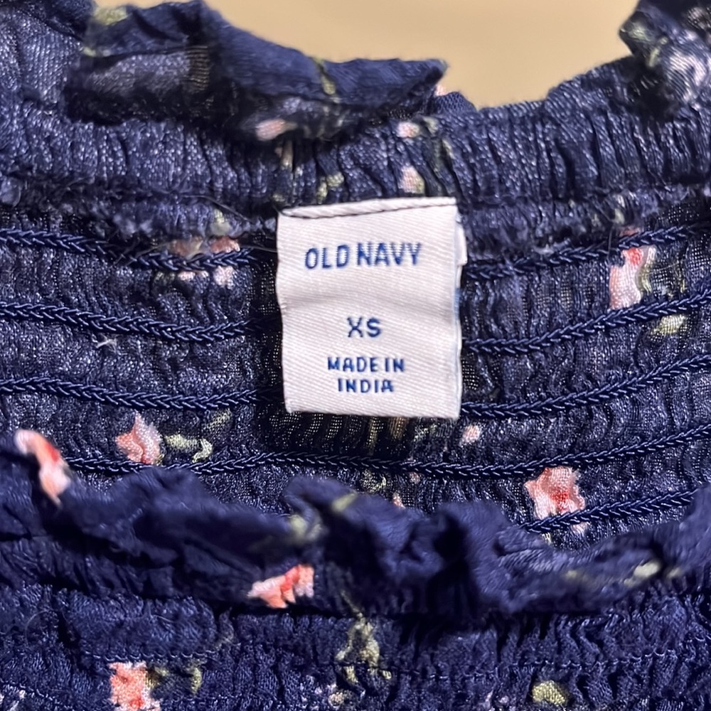 Old Navy Spring top, Size XS, in good used condition. - Picture 2 of 3